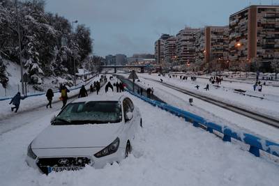 Spaanse César zat 18 uur vast in auto na hevige sneeuwval: “Niemand kwam helpen”