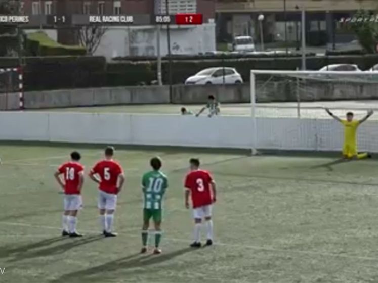 Een penalty stoppen op je knieën? Dat is een makkie voor deze keeper