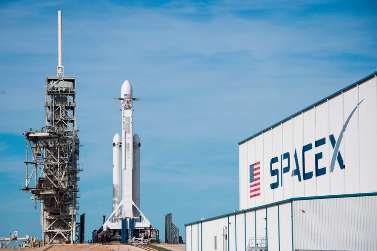 De Falcon Heavy staat klaar in haar lanceerplatform.