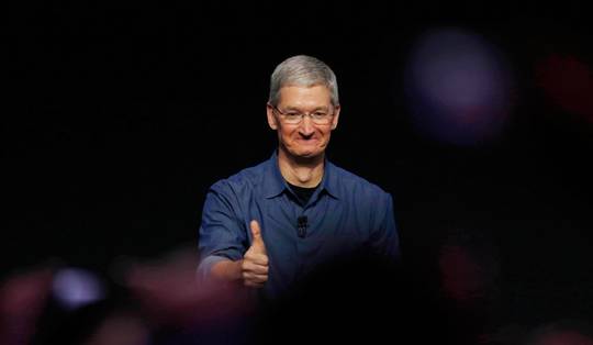 Na vijftien jaar aan het roer geeft Tim Cook de leiding bij Apple door aan John Ternus