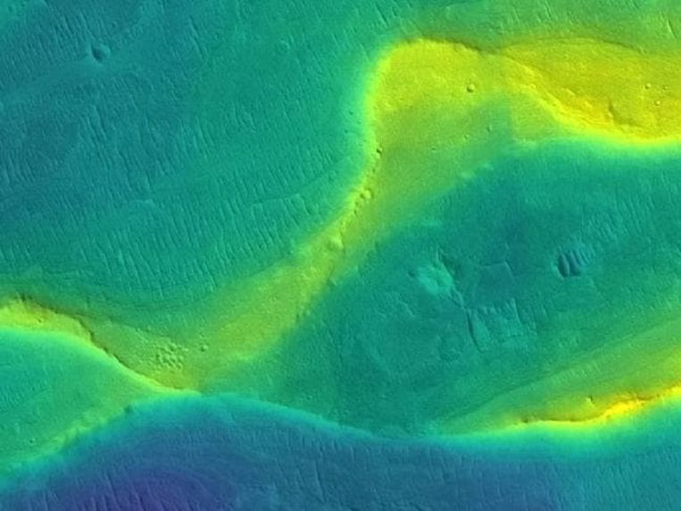 Een meanderende bedding van een oude rivier op Mars. De foto werd ingekleurd om hoogteverschillen aan te duiden: blauw is laag, geel is hoog.