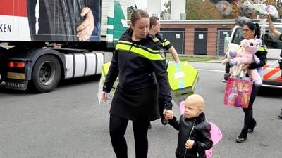 Zieke Eva (3) deelt cadeautjes uit aan lotgenoten