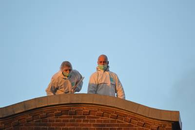 Speurhond en witte pakken bij onderzoek naar dodelijke val