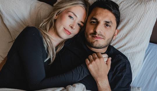 ‘Ik beleefde mijn droom op televisie, maar thuis liet ik alle ballen vallen’: tussen de lakens met comedian Mohsin Abbas en Romy Akkermans