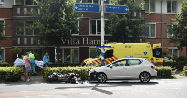 Motorrijder geschept door auto bij ongeluk in Berg en Dal.