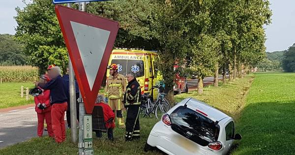 Bestuurder op leeftijd schrikt in Tilligte van andere auto en rijdt sloot in - Tubantia