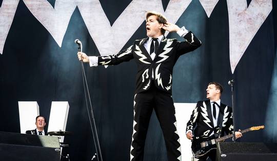 Live - Wie stoot The Hives nog van de troon? • Johnny Marr paait The Smiths-fans