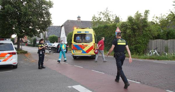 Wielrenster gewond afgevoerd na botsing met auto in Haarsteeg.