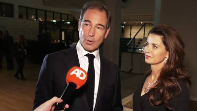 Erik en Caroline krijgen exclusieve rondleiding langs gestolen Van Gogh schilderijen