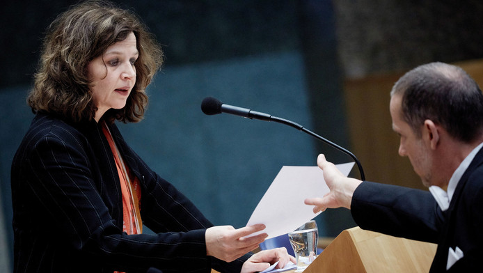 Minister Schippers van Volksgezondheid tijdens een debat over zorgfraude