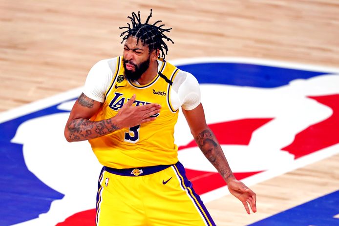 Anthony Davis is blij met de zege.