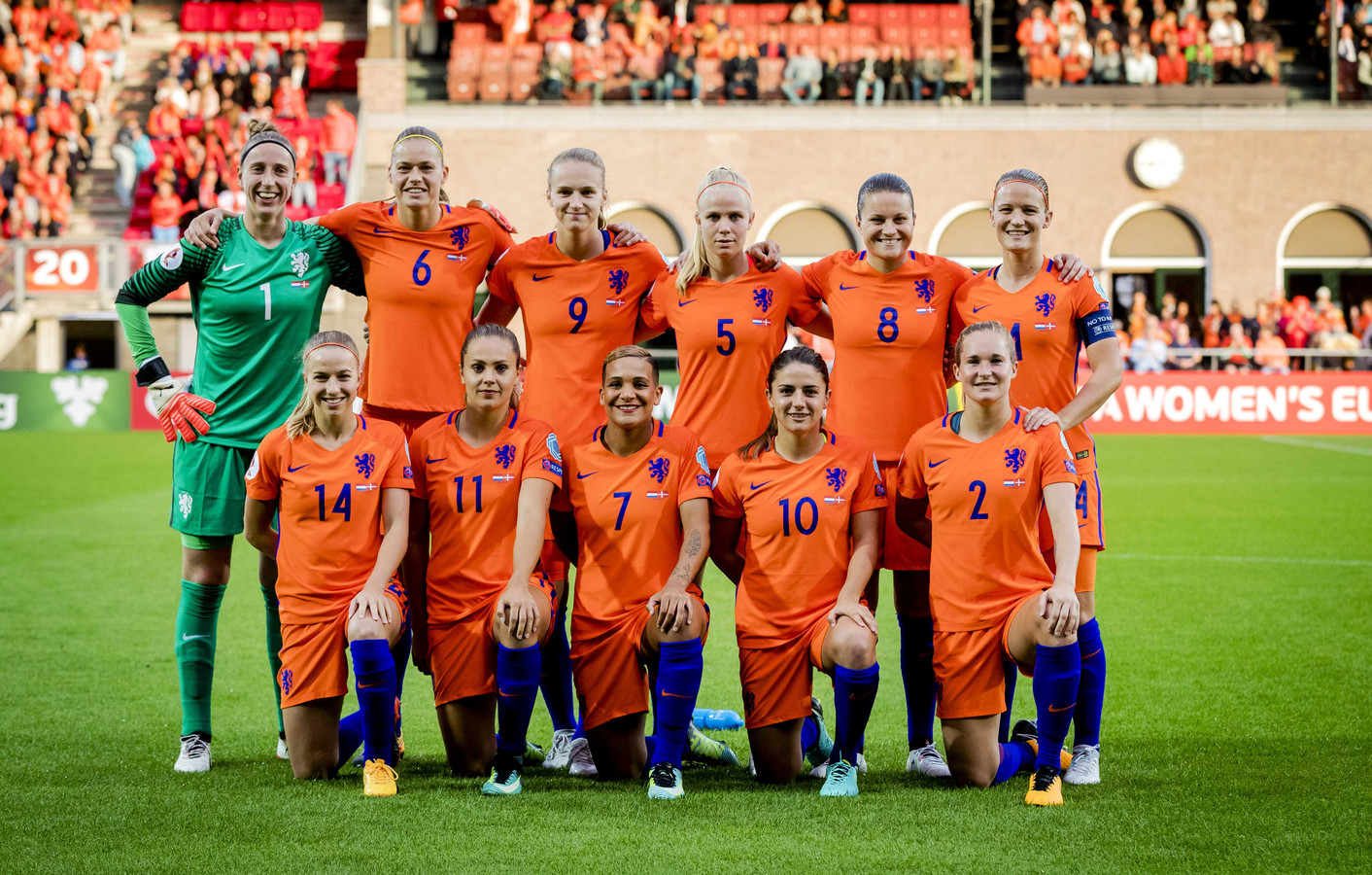 De mooiste foto's van het groepsduel tussen Oranje en ...