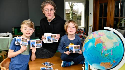 Maarten stuurt postkaartjes met ‘Groeten uit Lichtervelde’ naar willekeurige adressen op de aardbol: “Alsof we in gedachten op reis gaan, zonder op voorhand de bestemming te weten”