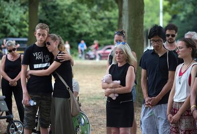 Joelen, fluiten en middelvingers bij wake voor varkens in Didam