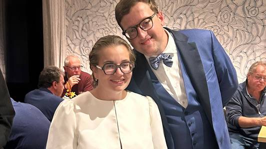 Jolien (30) en Kobe (30) planden huwelijksreceptie in tent aan zee... en toen kwam Austen: “Dankzij onze buren werd het een onvergetelijk feest”