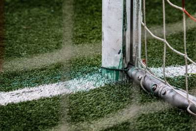 Derby in kelderklasse: bestuurslid ruim twee uur bezig met geverfde doelen