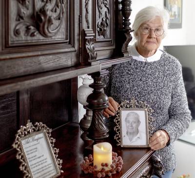 Boom viel bovenop haar fietsende man en maakte Zus weduwe: ‘Ik moet verder, maar de blijdschap is we