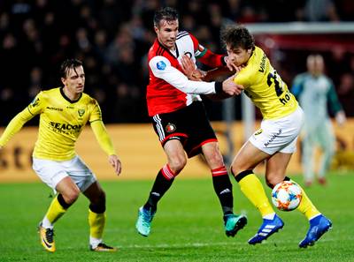 Van Persie houdt zich al bezig met kunstgras in Emmen