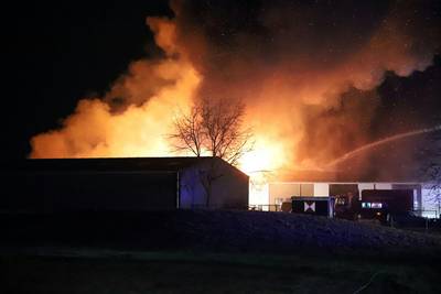 Grote brand in bedrijfspand Beesd: ontploffingen gehoord