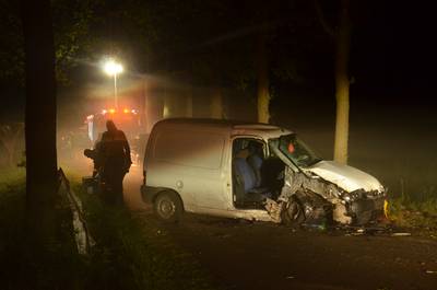 Twee inzittenden van auto naar ziekenhuis na botsing met boom in Vorden
