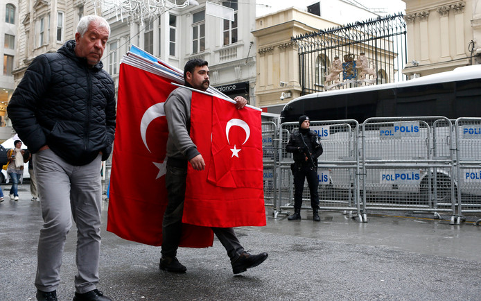 Een Turkse demonstrant bij het Nederlandse consulaat in Istanboel.