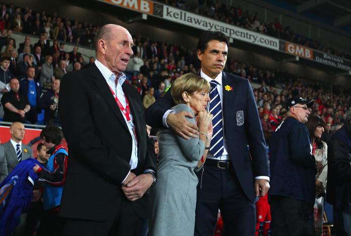 Bondscoach Chris Coleman (rechts) met Gary Speeds moeder Carol en vader Roger.