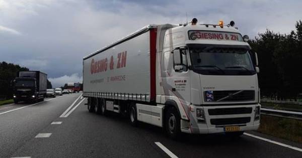 Heldenactie op A32: alerte chauffeur gooit vrachtwagen voor ongeluk bij Steenwijk.