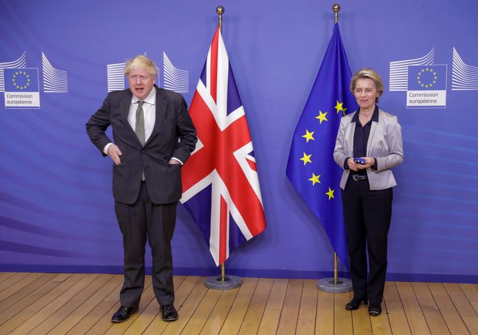 Boris Johnson (L) en Ursula von der Leyen (R).