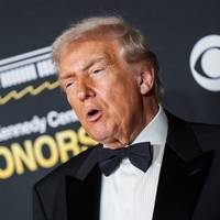 Trump reikt cultuurprijzen uit tijdens Kennedy Awards, als eerste president ooit
