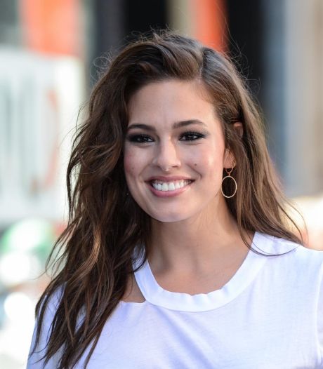 Enceinte Ashley Graham Pose Entierement Nue People 7sur7 Be