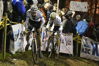Van der Poel valt, maar verslaat Van Aert en wint in Diegem
