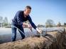 Zondagochtend halen Thijs Slaghekke (foto), zijn vader Gerrit en personeel de asperges weer uit de grond. Vandaag waren ze uitverkocht.