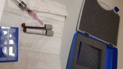 Benevelde bromfietser beledigt agenten