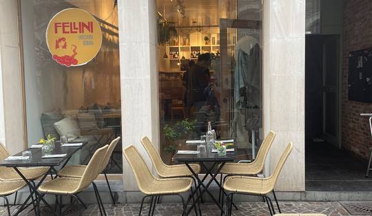 Je verwacht elk moment een legertje oma’s uit de keuken te zien verschijnen: Italiaans tafelen bij Fellini ★★★★☆