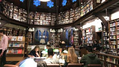 Elian (17) uit Ooij haalt als eerste Nederlandse de finale van prestigieuze debatwedstrijd in Oxford