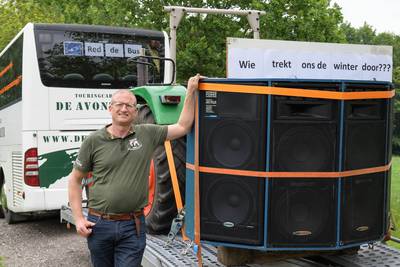In de bus van Ton uit Rossum mogen 15 mensen, maar als hij voor de NS rijdt het dubbele: ‘Heel raar’