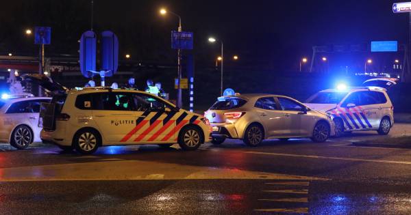 Hondenbrigade van politie knalt tijdens wilde achtervolging tegen vluchtauto.
