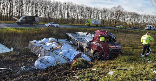 Vrachtwagen met aanhangwagen vol hooibalen gekanteld op A59, verbindingsweg naar A16 richting Antwer