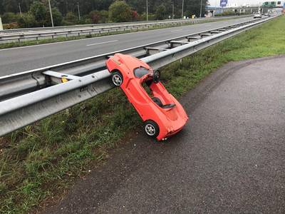 Van wie is deze achtergelaten ‘Ferrari’ langs de A12 bij Beek?