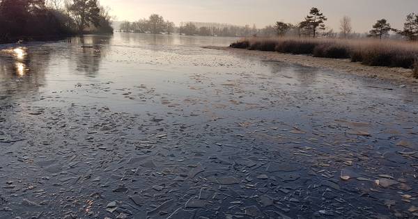Schaatsers keren om vanwege te dun ijs op de Flaes in Esbeek