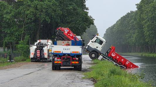 Vrachtwagen rolt kanaal in Beerse in na vergeten handrem, scheepvaart tijdelijk stilgelegd