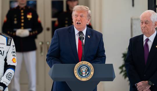 Trump draait plan voor heffing in Straat van Hormuz terug, VS eisen in ruil handelsakkoorden met Golfstaten