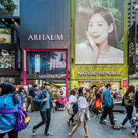 ‘Vervaarlijk verleidelijk is deze spiegelwereld’: Jana Antonissen trok naar Seoel, de bakermat van ‘Korean skincare’