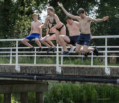 Waterpret: duiken vanaf de Berkelbrug in Haarlo