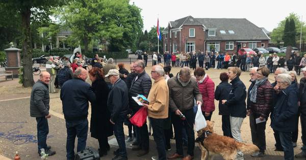 Honderden dorpsbewoners Etten en harmonie lopen vroeg in de ochtend uit voor afscheid krantenbezorge