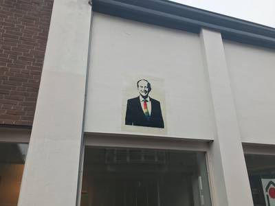Van der Staaij duikt op in Ede, met regenboogdas