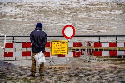 Hoogwater trekt bekijks, water stijgt nog tot maandag