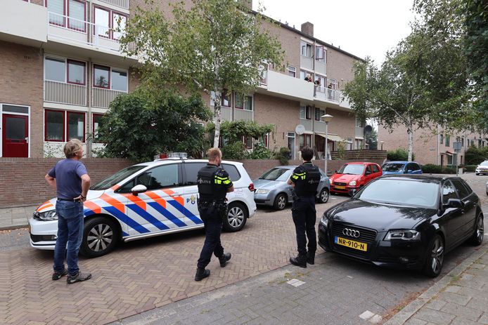 Politie doet buurtonderzoek na melding van schietincident op de Caspar Netscherstraat in Eindhoven.
