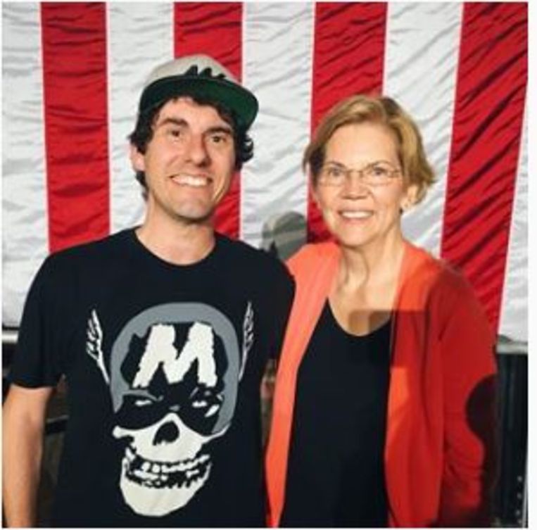 Na elke campagnebijeenkomst gaat Elizabeth Warren met haar aanhangers op de foto. Beeld Instagram
