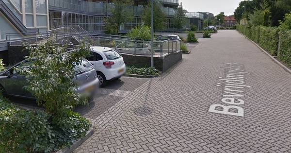 Autobrand in Uden, politie doet onderzoek.